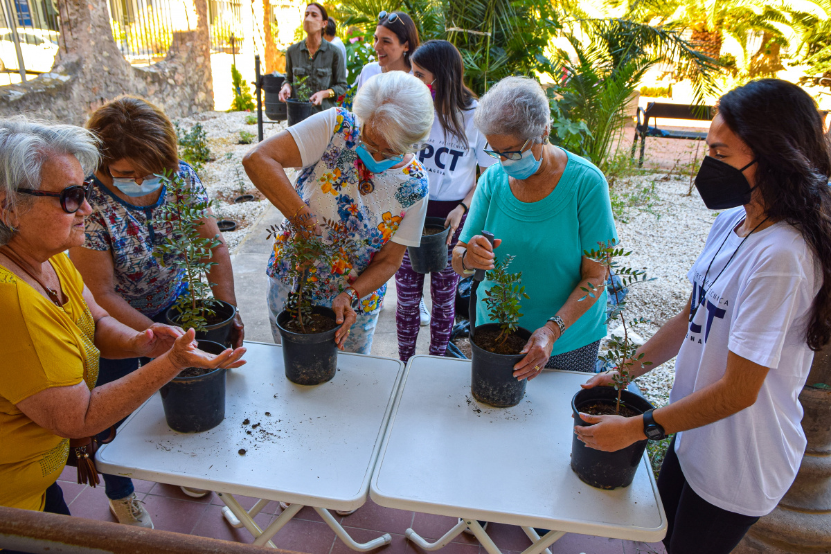 Voluntarios y mayores, realizan la plantación de especies autóctonas para la restauración ambiental del jardin urbano del edificio La Milagrosa